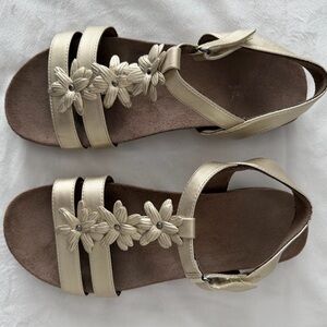 Natural Soul, Women’s 10M Metallic Floral Adjustable Sandal